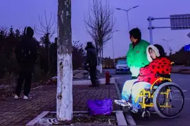 泪目！奶奶每天4点半出发背孙女上学，8年寸步不离当陪读图片