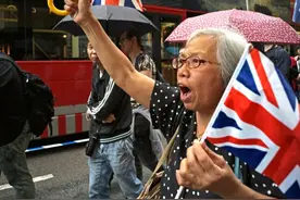 爱举英国国旗的香港“王婆”，涉妨害公务被拘捕图片