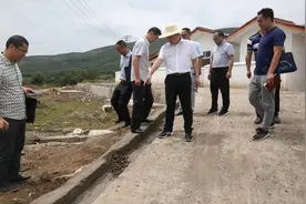凉山脱贫攻坚路上，马不停蹄搞暗访——“硬派作风”向贵瑜图片