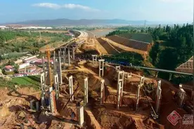 云南省在建最大高速公路宾南高速互通立交首根空心墩施工完成图片