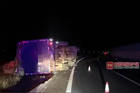 进匝道转弯时车速太快，一货车在钦州西收费站附近侧翻图片