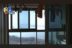 物业找了“蜘蛛人”，谁家自包阳台就敲碎谁家玻璃？图片