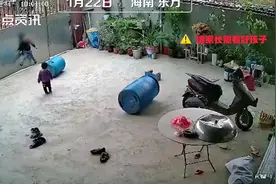 危险！3岁男童被拴门绳勒脖吊挂致昏迷视频封面