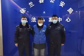 太嚣张！踹杆硬闯打保安？警方：依法严肃追责图片