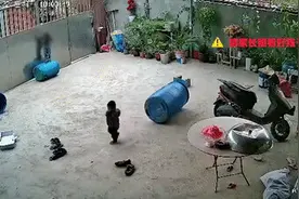 视频曝光！3岁男童被拴门绳吊挂致昏迷图片