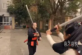 成都一小学体育课教传统刀法，已引进武术课程10年，网友直呼：好酷图片