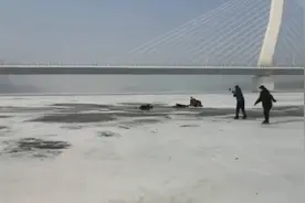 57秒 | 滑冰爱好者冰面营救落水老人 获救后老人鞠躬致谢视频封面