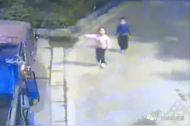 外卖小哥在车流中竟“捡到”俩小孩？！家长毫不知情图片