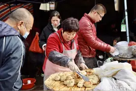 炉包配炖脂渣 青岛李村大集年味儿飘香图片