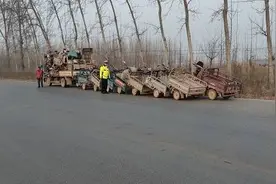 小货车变“小火车”车尾拖挂20余辆三轮车被莘县交警当场查获图片