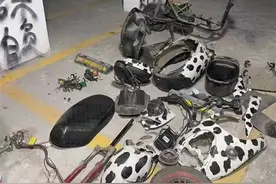 “我拆我拆我拆拆拆”！邻居的电瓶车停在自己车位上，一业主将电瓶车全部拆成零件图片