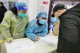 “脱下防护服，竟然是丈夫……”一对“白衣”夫妻这样意外重逢图片