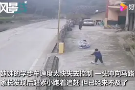 一把拉住！妹妹遇危险哥哥脚踩滑板车拽回，网友点赞：滑滑车王子图片