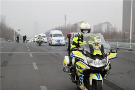 石家庄交警最高礼仪送行援冀医疗队图片