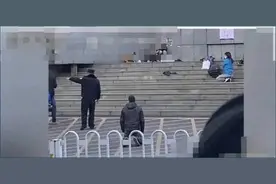 中美“跪下的警察”火了图片