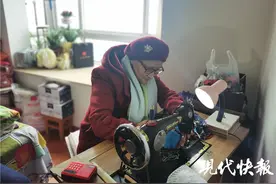 暖！南京“手套奶奶”7年自制600多副手套送给有需要的人图片