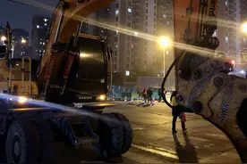 合肥一路面突现深洞后续：挖掘机进场，是否与修地铁有关还不确定图片