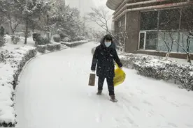 前天，她倒在岗位！今天，大连全城为她送行图片