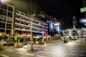 荷兰全国实施宵禁 夜晚街头空荡荡图片