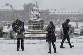 英国伦敦迎来降雪 银装素裹白茫茫一片图片