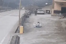 千钧一发之际，他踩着滑板车来了图片