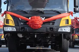 价值2亿的三一起重机火爆发车，场面太壮观了图片