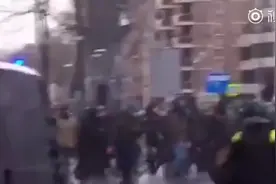 荷兰爆发大规模反封锁抗议：示威者打砸抢烧 女子被水炮喷中血流满面视频封面