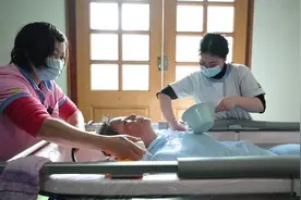 上门助浴在上海渐渐兴起，给失能老人以体面的舒适和尊严
