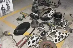 自家车位被占用，提醒7小时无果后，他把占位的电瓶车拆了...图片