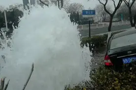 即墨一路口轿车冲上绿化带撞断消防栓，自来水公司紧急抢修图片