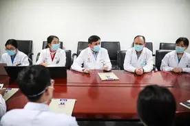 请假上海两会，张文宏去干嘛了？他还原发现感染者那一夜，“整个疾控队伍几乎没睡觉”图片