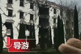 导游回应地震遗址怒怼嬉笑游客：多次示意无果，当年几十个娃娃埋在里面图片
