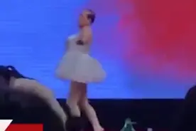 山东男老板跳”壮丁”天鹅舞，托举小碎步亮了，网友笑喷图片