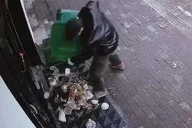 黄冈一烧烤店门口遭人倾倒整桶垃圾，城管介入调查视频封面