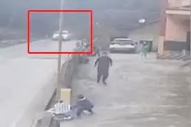 妹妹遇险，哥哥脚踩滑板车将她一把拽回视频封面