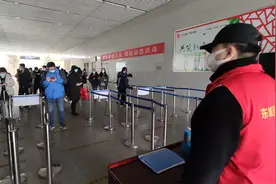 高铁许昌东站：旅客数量减半，严格测温筛查图片