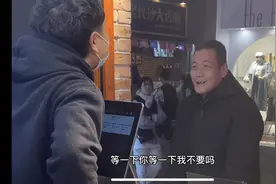 店主为流浪老人赠鸡排买新衣，一个月后老人穿着新衣来告别，获15万网友点赞图片