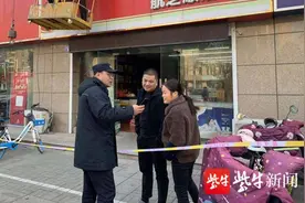 南京六合龙池城管开展违规店招专项整治图片