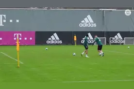 聚勒插花脚罚点攻破莱万球门，拜仁官推：我愿称之为插花脚-聚勒视频封面