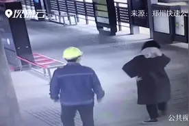 孕妇公交站呕吐不止 路过男子这番操作太暖心视频封面