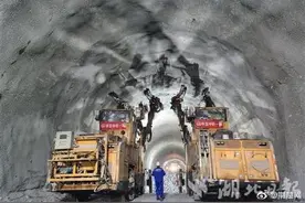 郑万高铁湖北段最长隧道贯通图片