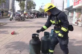 幼儿园楼下早餐店突发大火，消防员徒手拎出四个“炸弹”视频封面