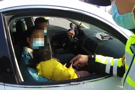 女子副驾驶抱娃 同行司机被罚图片
