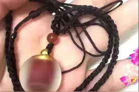 割腕取血制作项链当信物，最近年轻人们玩起了这个？网友炸了！医生：自采血有感染风险图片