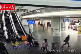 老人乘扶梯不慎摔倒，他们冲刺施救……图片