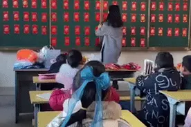老师自掏腰包为全班准备“抽奖红包”，网友：羡慕图片