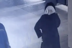 “暖心大哥”扶住晕车孕妇并清理呕吐物 车站人员：他身穿工地服装，安全帽上有尘土图片