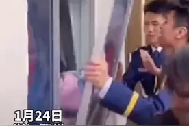 消防员结婚接亲时把窗户拆了，手法专业速度飞快图片