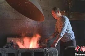 湖北山村铁匠坚守40年：炼匠人精神 盼技艺传承图片