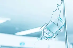 还敢随便挤痘痘吗？！男子因挤痘痘住进ICU用上ECMO